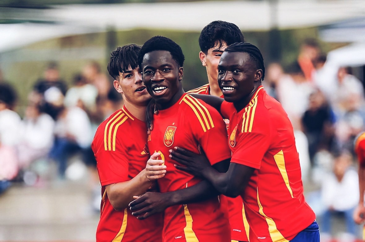 RisingStarXI's tweet image. 🇪🇸🤯 | 𝐇𝐄 𝐈𝐒 𝐀𝐋𝐑𝐄𝐀𝐃𝐘 𝐁𝐑𝐄𝐀𝐊𝐈𝐍𝐆 𝐋𝐀𝐌𝐈𝐍𝐄 𝐘𝐀𝐌𝐀𝐋'𝐒 𝐑𝐄𝐂𝐎𝐑𝐃𝐒 

• Name: Ebrima Tunkara
• Born: 10 March 2010 (15 years old)
• Nationality: 🇪🇸/🇬🇲
• Position: AM/LW
• Current Club: FC Barcelona 
• Potential: 9.6/10

Ebrima Tunkara is a versatile,…