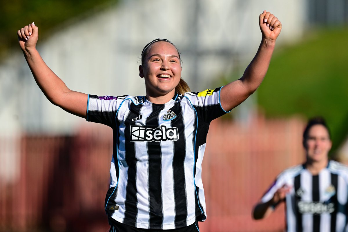We think Oona enjoyed that one 🤩

Our flying Fin getting her first home goal in black &amp; white! 🇫🇮
