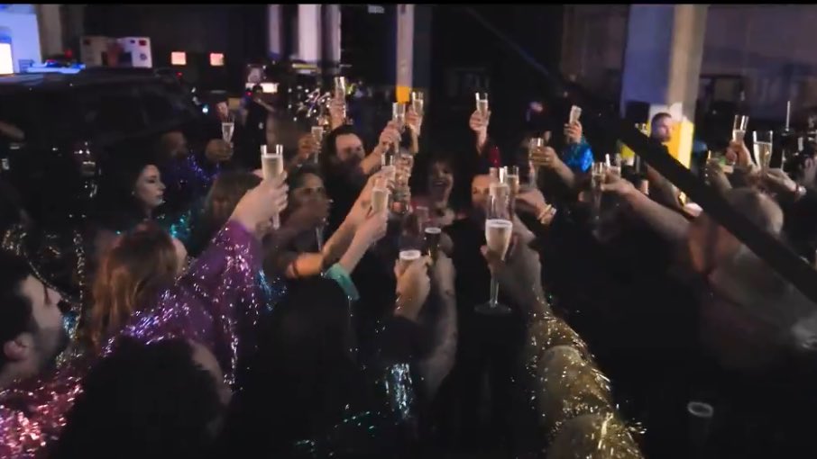 “Nós quebramos todos os recordes com
essa turnê. A única coisa que falta é fechar o livro.”

– Taylor Swift na noite final da “The Eras Tour”. 😭