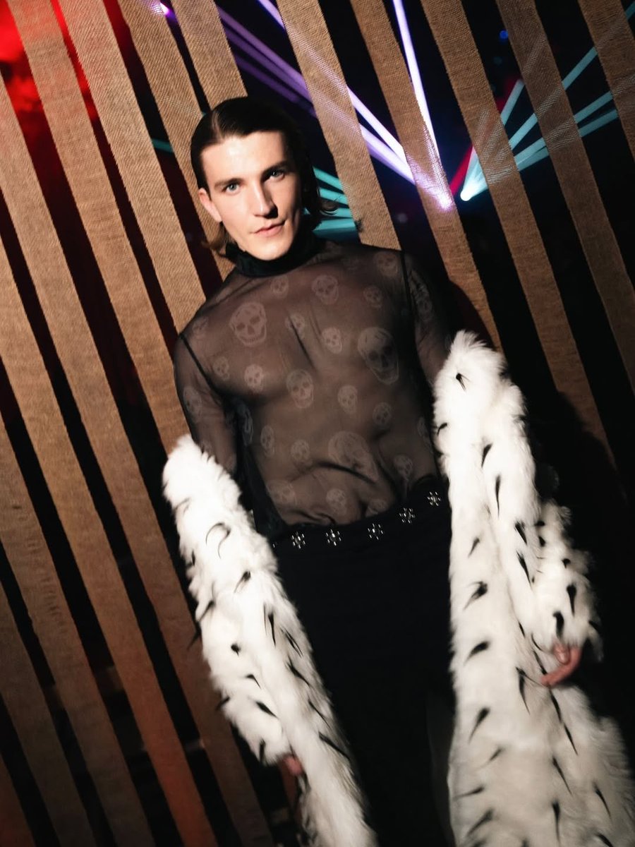 ewanmitchell_mx's tweet image. Aún más fotos de Ewan el pasado domingo en Paris 🫀