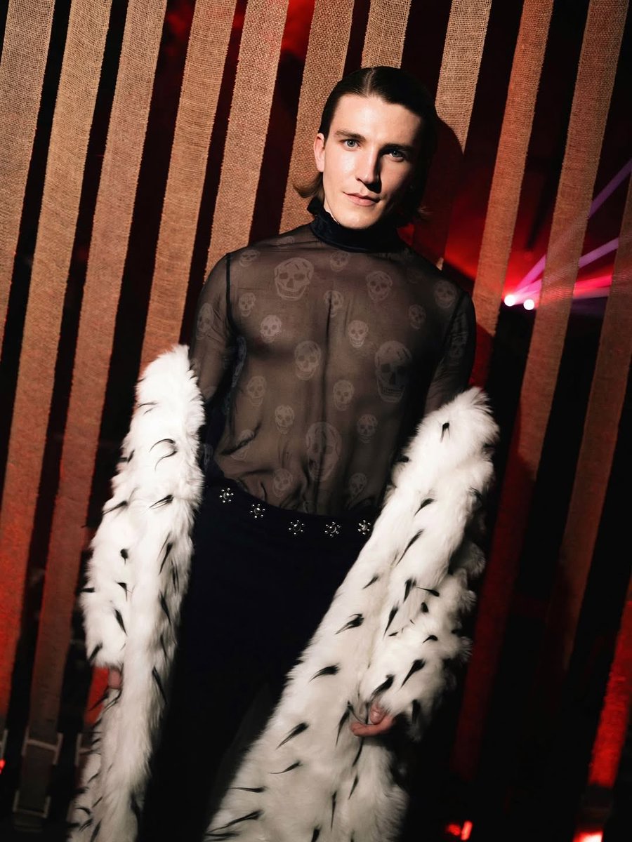 ewanmitchell_mx's tweet image. Aún más fotos de Ewan el pasado domingo en Paris 🫀