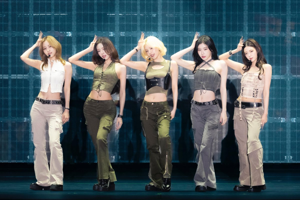 modelpress's tweet image. ITZY、日本初大型ファンミ完走🎤✨️
約1年半ぶり日本単独公演
全18曲圧巻パフォーマンス❕
5人のソロステージ・近距離ファンサ…
2時間半超えステージで魅了💐
🔻さらに写真を見る
mdpr.jp/k-enta/4661705
@JYPEITZY_JP #ITZY #ITZYMIDZYLETSFLY #ITZY_ONAIR