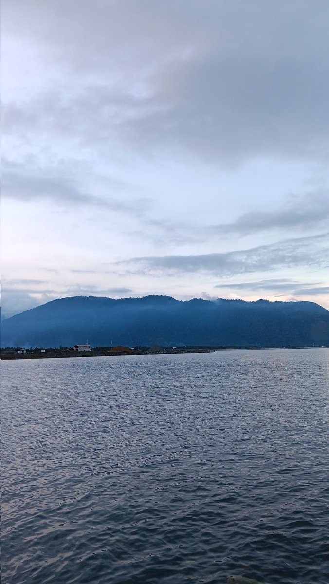 komunalll's tweet photo. Bungku Timur, Morowali, Sulawesi Tengah. 
Dengan semakin kuatnya kesadaran tentang "efek samping" dari tambang seperti perubahan iklim, terkurasnya sumber daya, kesehatan, kampung kumuh dan lain².  Problem disini, pada akhirnya bersifat epistemik. https://t.co/VHSwnYQtgU