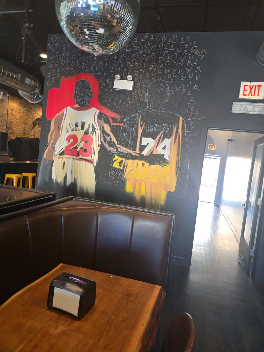 KevinChgo's tweet image. Tonight
I&apos;m jumping in the kitchen at Home Away From Home.
3481 n. Clark St

Making Sloppy Joe&apos;s tonight

Come get sloppy and see how much more got finished on our mural

This mural is going to be awesome.

@mattlindner 
@CRoeInChicago 
@ChiSportsBums
@chicagobars