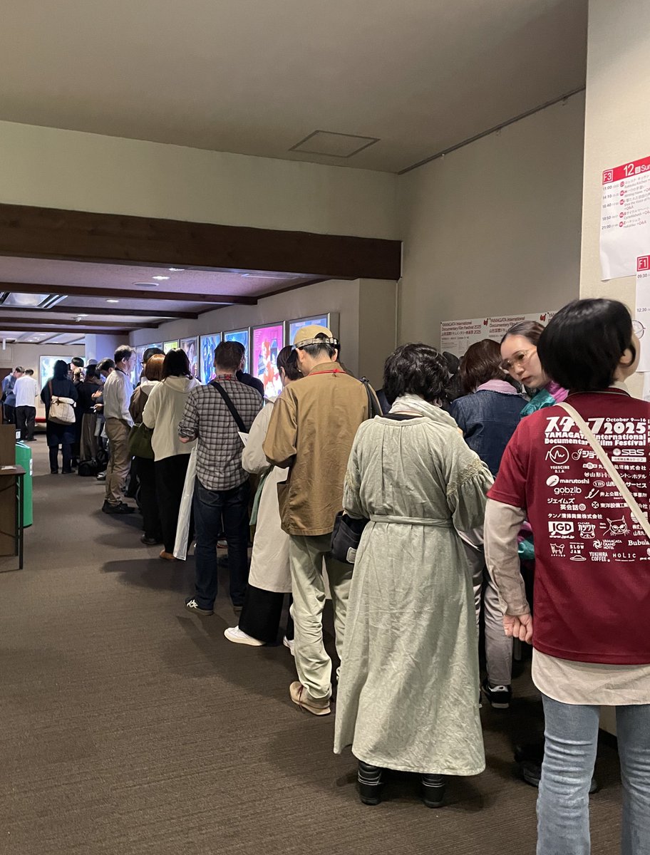 rokkokukitchen's tweet photo. 映画「#ロッコク・キッチン」、#山形国際ドキュメンタリー映画祭 ワールドプレミア。上映前から行列が出来、満員。上映後の拍手、こみあげるものがありました。会場には映画に出演してくださったスワスティカさんや福島の仲間の姿も。お集まりくださった皆様、ありがとうございました！
#yidff https://t.co/PuYcpr8Nm3