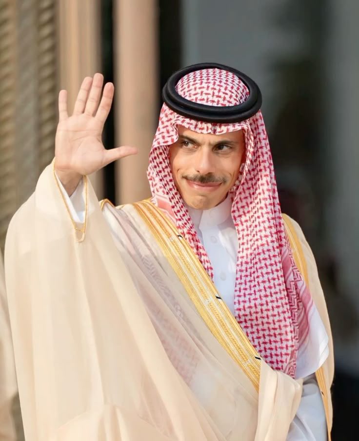 S_H_188's tweet image. ابن سعود يحضر لـ :
#قمة_شرم_الشيخ_للسلام بشروطه 🇸🇦

أنصاف الحلول هذي بلّها واشربها .