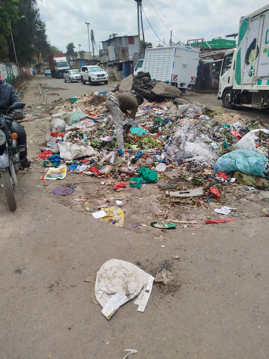 MwalimuMark's tweet image. How did we find ourselves here as Nairobians ?? Who are these people dumbing trash in the middle of the road?
 @HonMosiria @Alfayaz11 @AlinurMohamed_