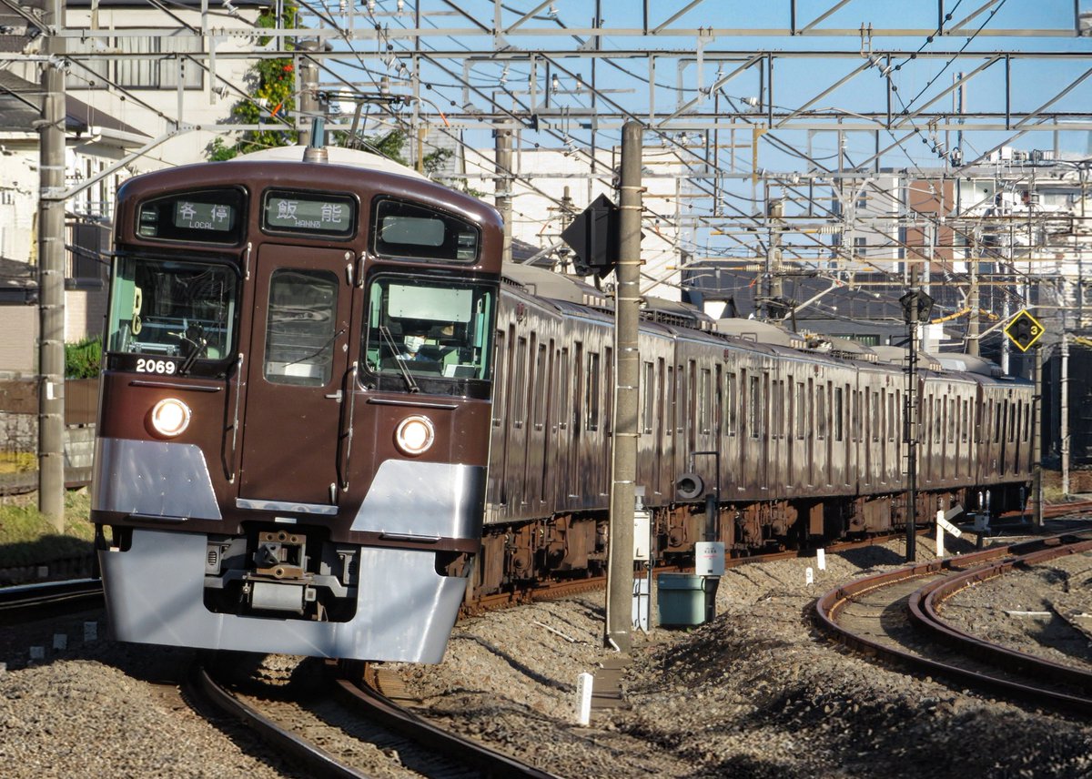 撮り鉄歴3ヶ月の頃に撮った写真です。今までずっと僕の中に存在していた池袋線の茶色い2000系が向こうへ行ってしまうのは、なんだか悲しい思いがあります。