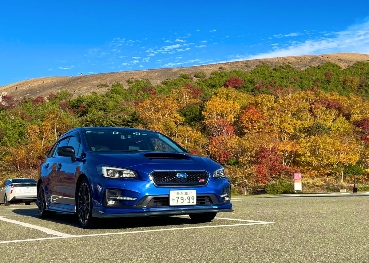 磐梯吾妻スカイラインに行ってきました。
数年ぶりに前の愛車と同じアングルで写真も撮ってきました。
紅葉も進んできていて綺麗
#磐梯吾妻スカイライン 
#レヴォーグ