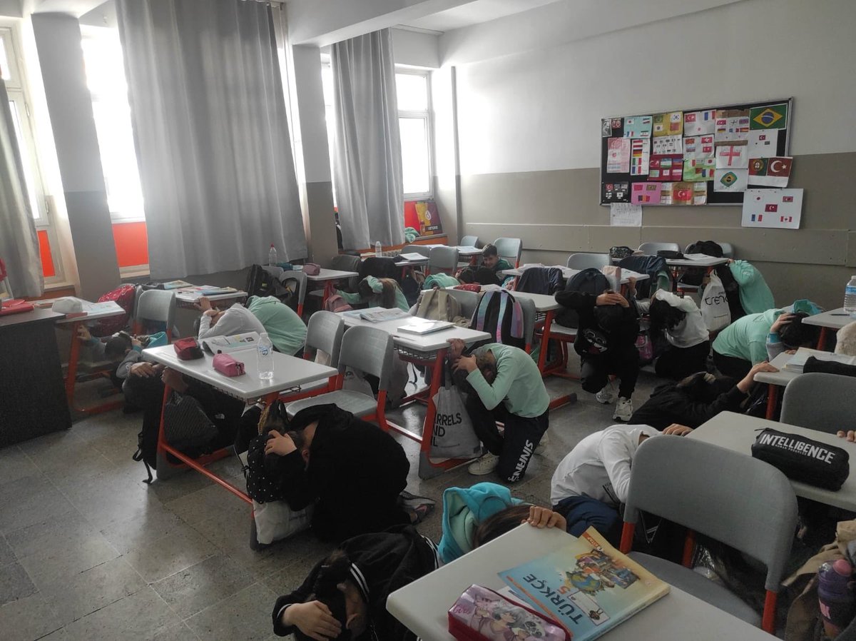 Uluslararası Afet Risklerinin Azaltılması Günü kapsamında düzenlenen tatbikat başarılı bir şekilde tamamlandı.
<a href="/ZelihaYldz/">Zeliha Yıldız</a> 
<a href="/EyupsultanMem/">Eyüpsultan İlçe Millî Eğitim Müdürlüğü</a>