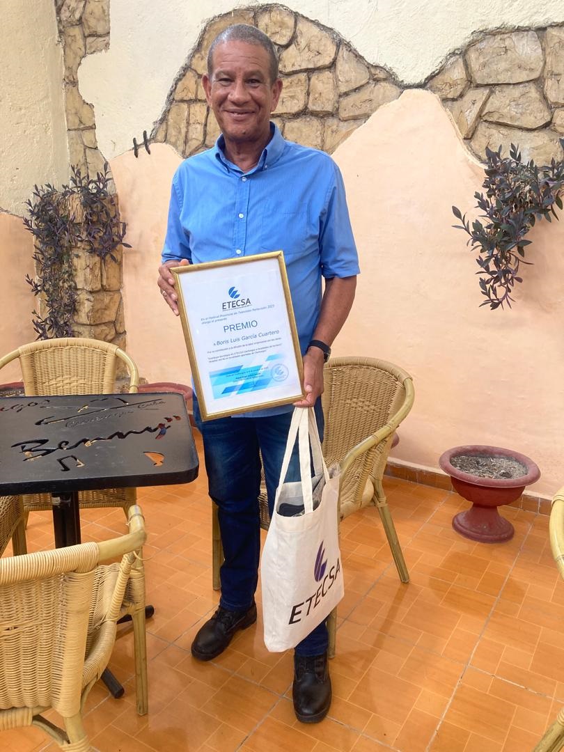 En el Festival Provincial de Televisión Perlavisión 2025📺@Etecsa_Cuba en #Cienfuegos se honra en premiar 🏆 al Periodista Boris García Cuartero 📹 por contribuir a la difusión de nuestra labor empresarial 📞📱🛜. 
<a href="/MiguelASurezSa2/">Miguel A. Suárez Sabina</a> 
<a href="/Irenaldo5/">Irenaldo Cruz Lopez</a>