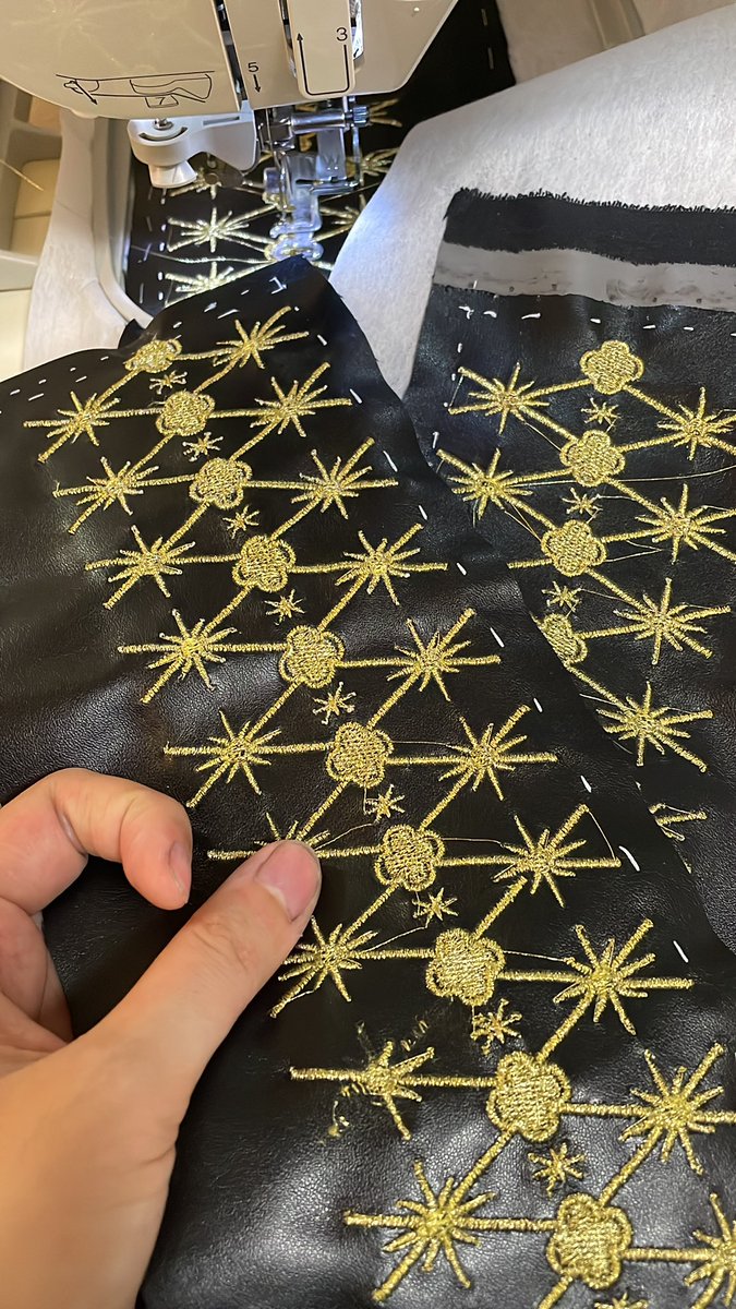 よし、刺繍ゾーンはざっくり終わった！
手直しとかストーン付けとかは残ってるけど…
あとは小物作りぃい！