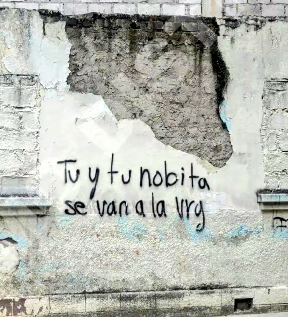 jfcaceres77's tweet photo. El "LÍDER" elegido por la mayoría de votantes de Ecuador ha pasado el feriado en su casita de Olón, mientras los impresentables miserables ministros , no elegidos por nadie aparecen para humillar al pueblo ecuatoriano. Les vale 3 atados este país. Sigues confiando en el cartón? https://t.co/ekdWCyuF3G