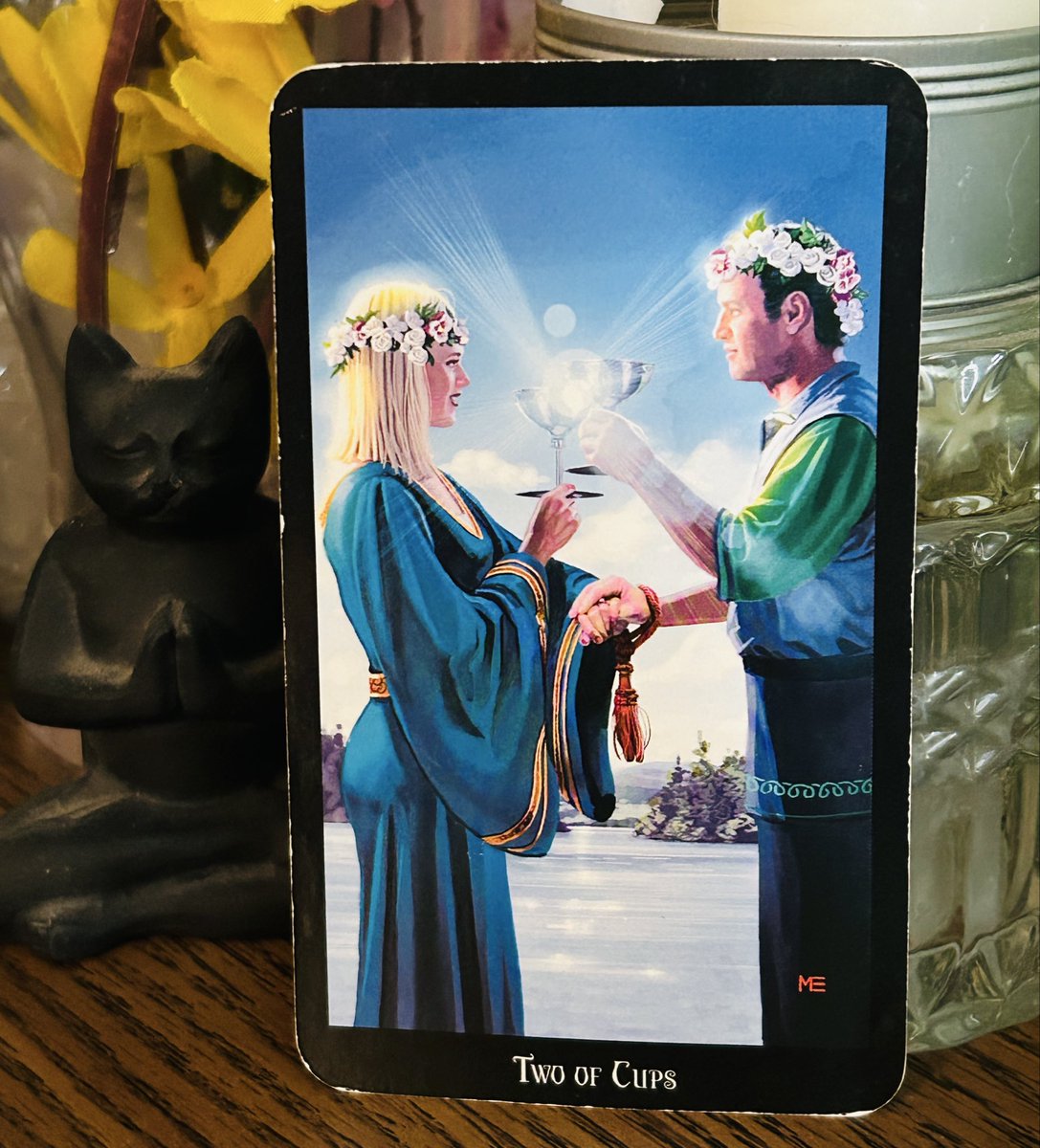 COTD *2 of Cups* Expect to feel the emotions of others deeply today. As Venus enters Libra, your empathic sensibilities will pick up on every nuance in the collective energy. If you’re a sensitive person, avoid public venues if possible.   

#cardoftheday