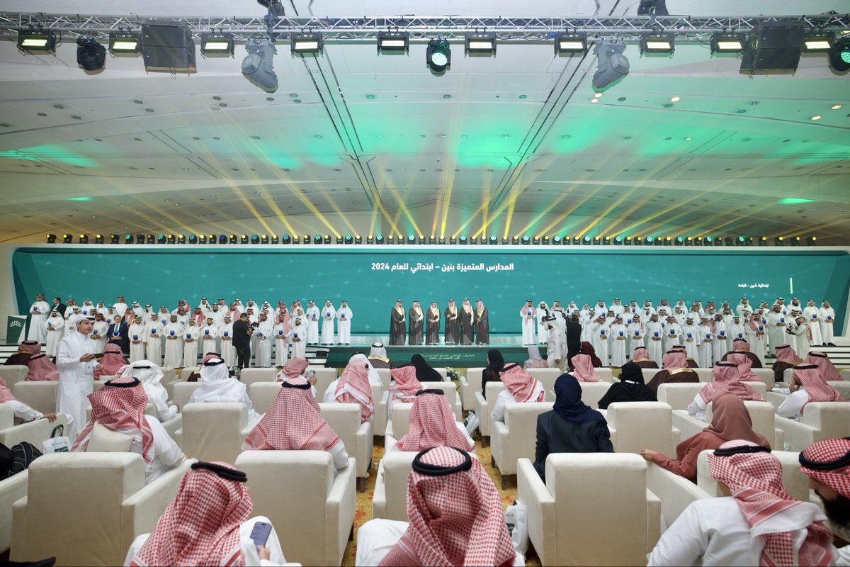 سعدتُ بالمشاركة في #الملتقى_الوطني_للتميّز_المدرسي، وتكريم المدارس الحاصلة على تصنيف التميّز في التقويم المدرسي..
أُهنئ منظومة التعليم بهذا النجاح والتنظيم، وأُبارك للمُكرّمين تتويج جهودهم المخلصة نحو تعزيز الجودة، وتحسين البيئة المدرسية، ودعم مسيرة التحوّل في تعليمنا.