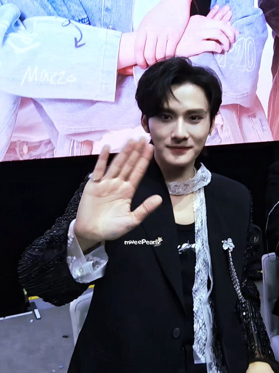 mweemx's tweet photo. 20251012 ••• Best moments ever 🫶🏻
#D4FerventBKK #Desire4inBangkok #Desire4ThailandFM https://t.co/AvvA3z0oY9