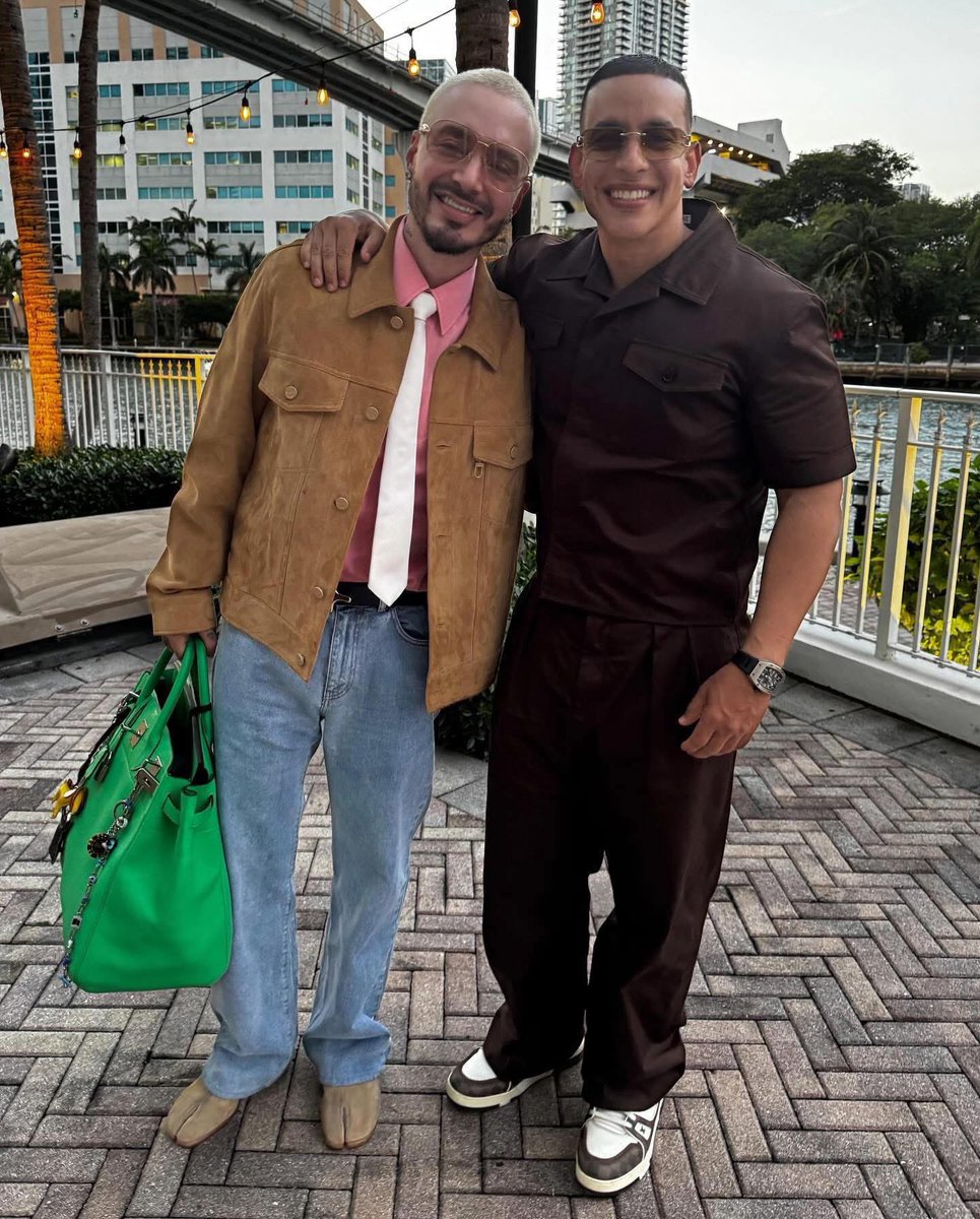 lamayorde3's tweet image. Esos no son los zapatos que usó el diablo en Juanchito? 😭😭