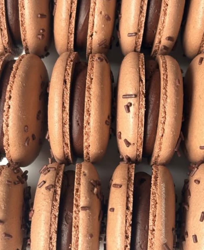 We've heard that brownie batter macarons will make your Monday better...it's worth a try, dontcha think?#MacaronMonday #Delish #Paris #Baking #France #MondayMotivation #Parisjetaime 📸 sweetcarolinesmacarons 💖💞