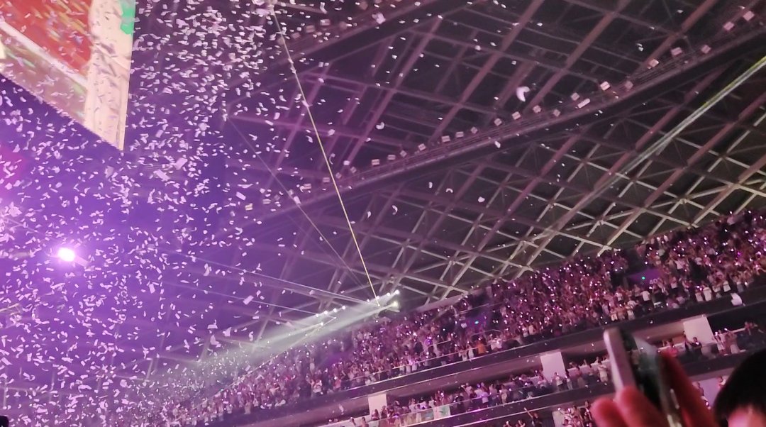 杭州であゆがサインしてるときに、
わたし:来てくれてありがとう！
あゆ:ありがとう！
ほんとに杭州は色々最高でした✨
#浜崎あゆみ
#ayumihamasaki