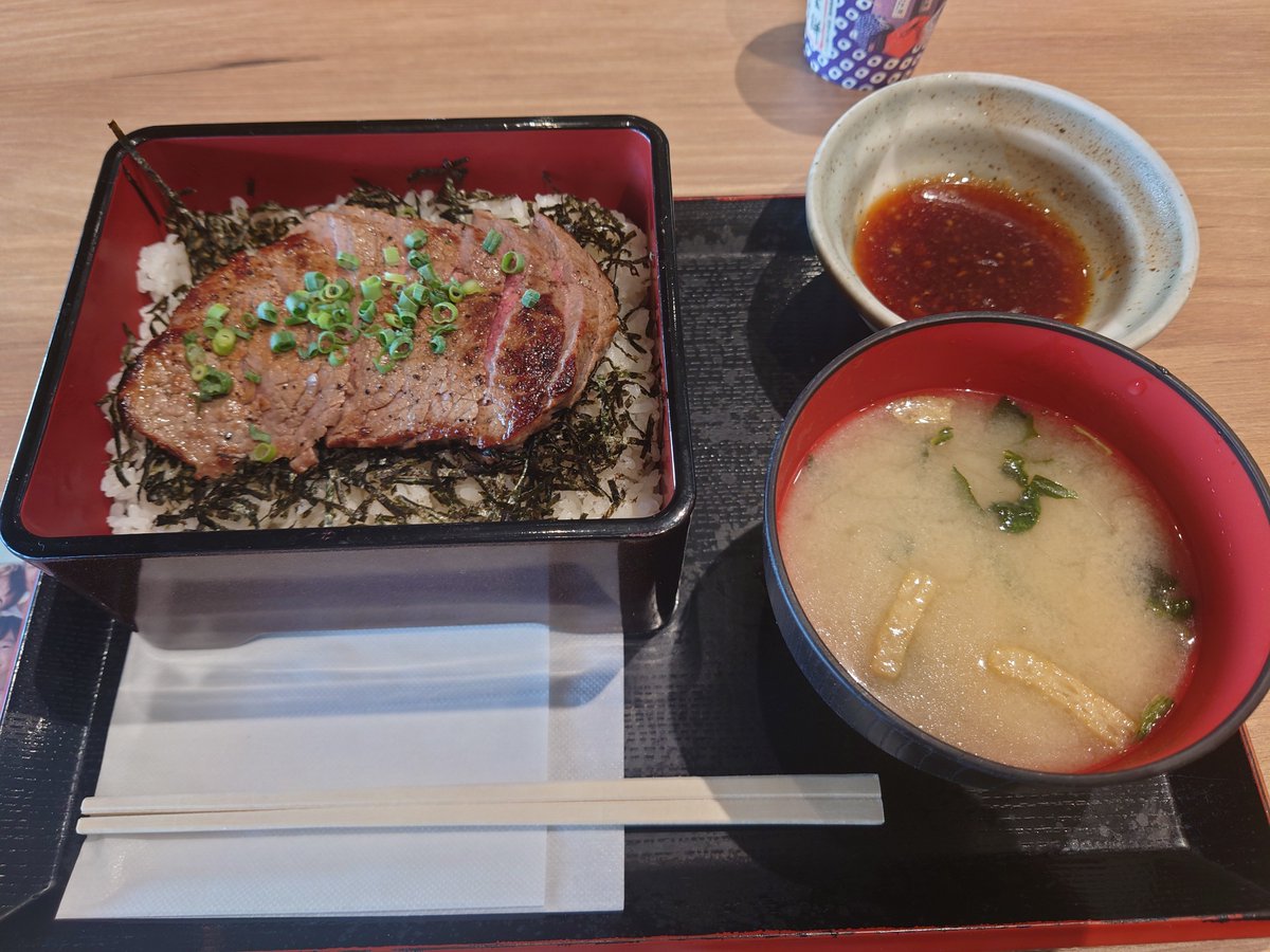 お昼は中央道の双葉SAで🍱
東北道の佐野SAと同じく上下線を階段で行き来できたのでリニューアルされた下りのフードコートへ
甲州ワインビーフステーキ重🐂
お肉凄く柔らかいし、タレもさっぱりしていて美味しかったです✨️サービスエリアのフードコートと侮れない！