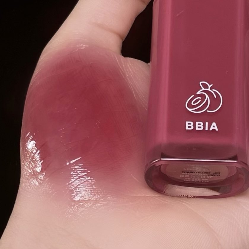 mmytype_'s tweet photo. ใครชอบลิปโทนนี้แต่อยากได้แบบติดทน แนะนำbbia glow tint เลยสีเดียวกันกับน้องจินนน สีexclusiveที่ไทยสวยมากกก เบอร์25 เป็นโทนแดงพลัมก่ำๆ ทาแล้วหน้าไบร์ทไม่ติดเหลือง https://t.co/aMO0rHQd96