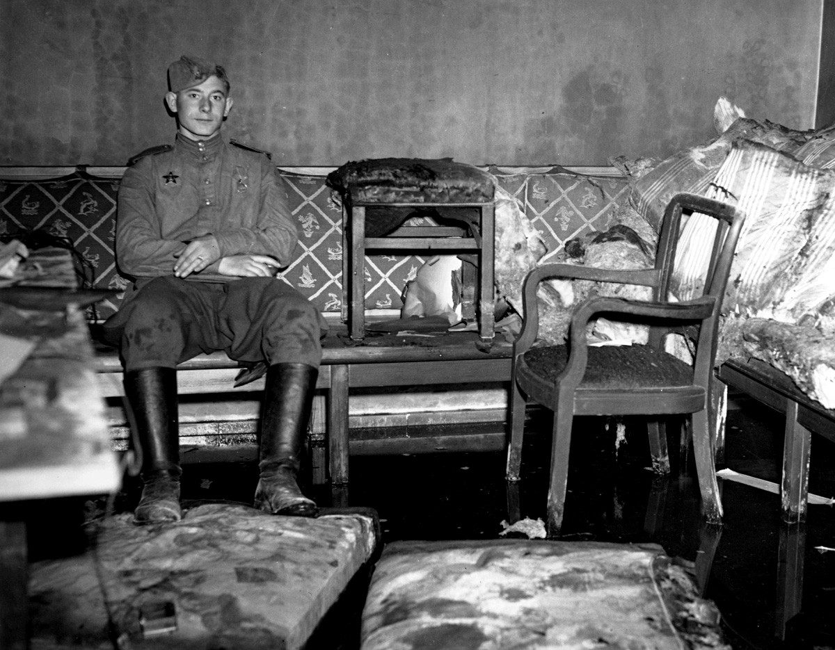 PicturesUssr's tweet image. Soviet soldier in Hitler's bunker. Germany, Berlin, 1945.