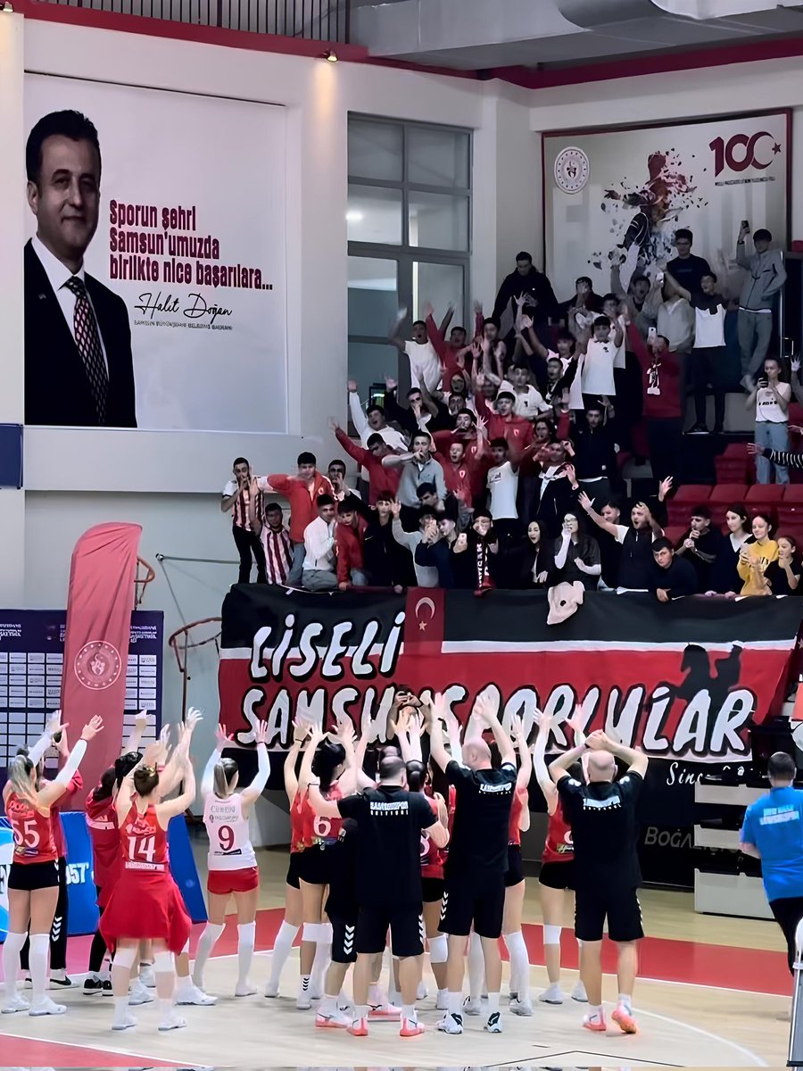 UniSam1965's tweet photo. Lise-Sam temsilciliğimiz Kuzeyin Sultanları'nı yalnız bırakmadı.
Samsunspor Kadın Voleybol takımımızın Hopa Belediyespor'a karşı set vermeden kazandığı maçta tribünde yerimizi aldık. Saha ya da parke fark etmeksizin her zaman her yerde #HepBirlikteSamsunpor için omuz omuzayız.
#LiseSam #ÜniSam