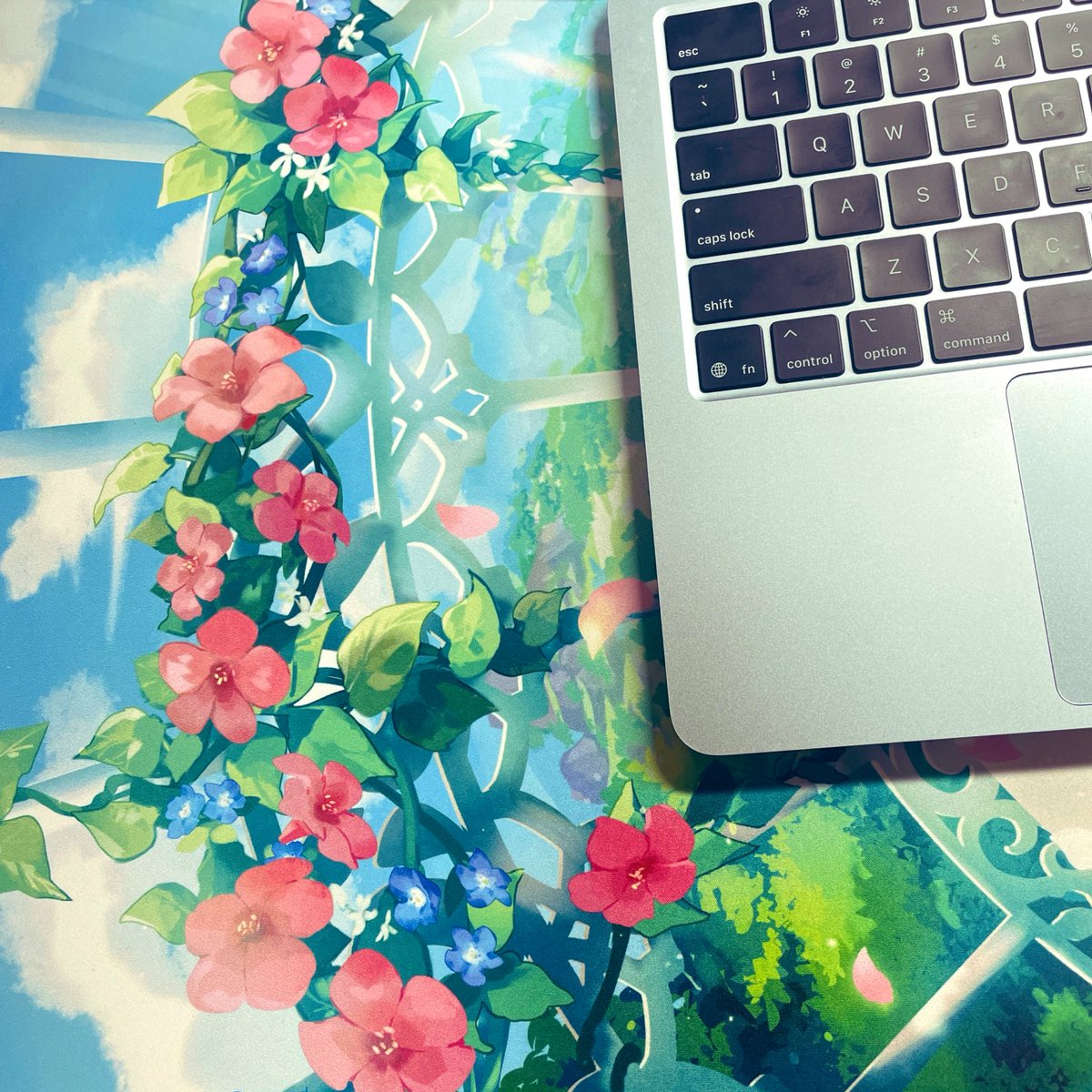 萌え萌えデスクマット買ったらパソコン置いた時に左手が花園になって神。（パソコンは汚い）