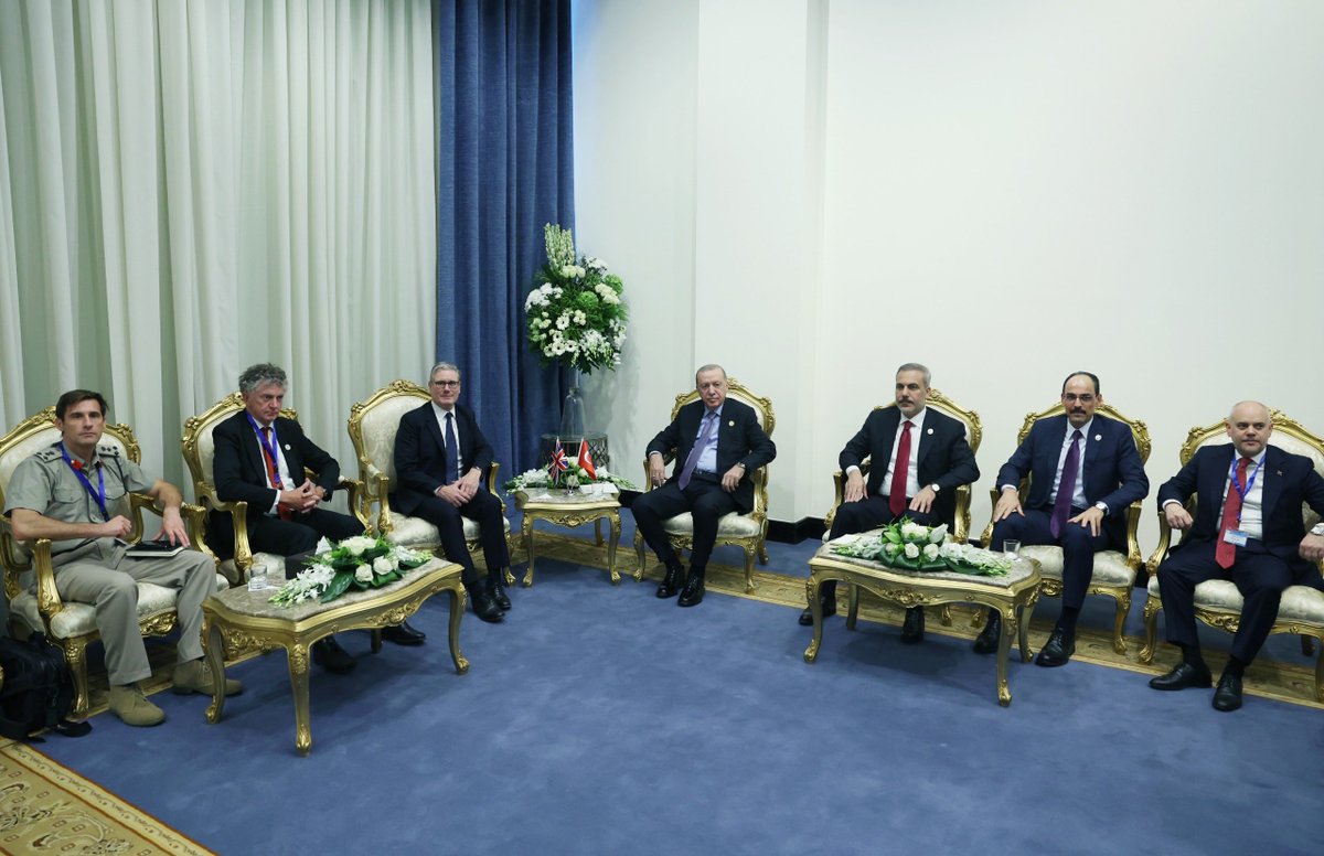 President Recep Tayyip Erdoğan, who is in Egypt for the "Sharm El Sheikh Peace Summit", met with Prime Minister Keir Starmer of the United Kingdom.

The meeting addressed Türkiye-United Kingdom bilateral relations as well as regional and global matters.

During the meeting,