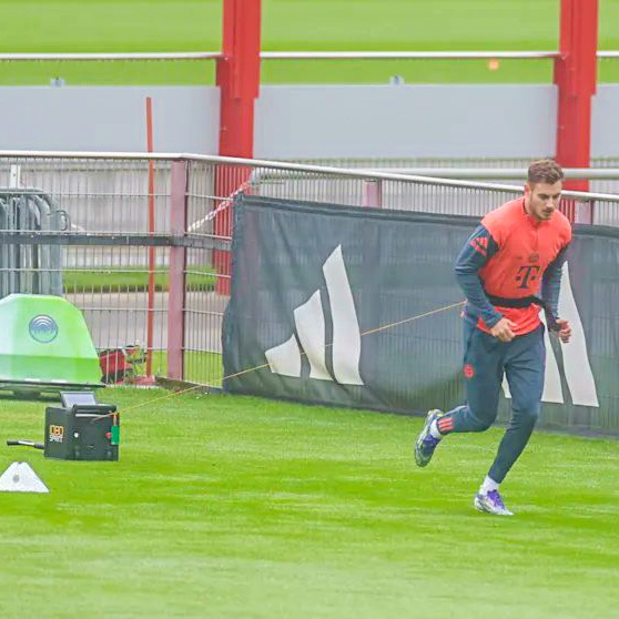 El Bayern Munich ha incorporado a sus entrenamientos las 1080 sprint. Este dispositivo está diseñado para mejorar la velocidad y la potencia de los jugadores mediante sprints con resistencia ajustada y controlada digitalmente.