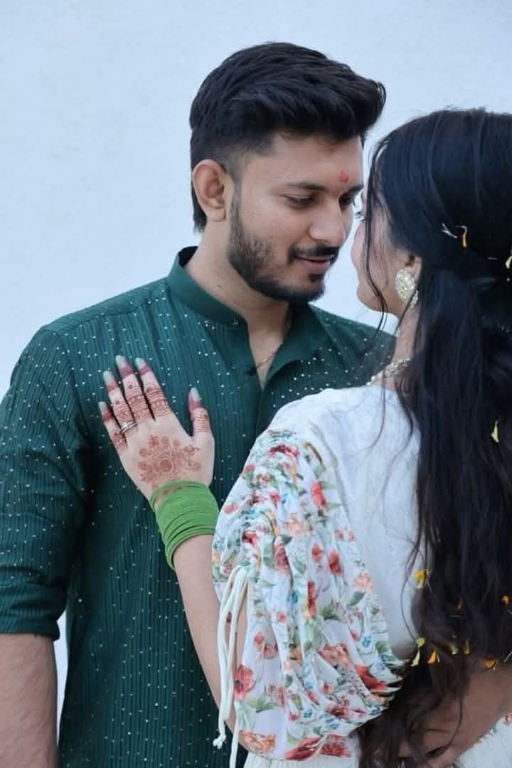 खुशी से दिल को
आबाद किया आपने 
गम को दिल से
आझाद कर दिया
थामा है दामन
उम्रभर के लिए आपका
जिंदगी भर मुझे 
ऐसा ही प्यार करते रहना
दूध की तरह 
सफेद मन में 
बसर रहेगा सदा प्यार हमारा
आओ काला टिका लगा ले
दुनिया की नज़र से 
अपना प्यार बचाए हम🌹
#Viद्या🍁
#बज़्म #सरस