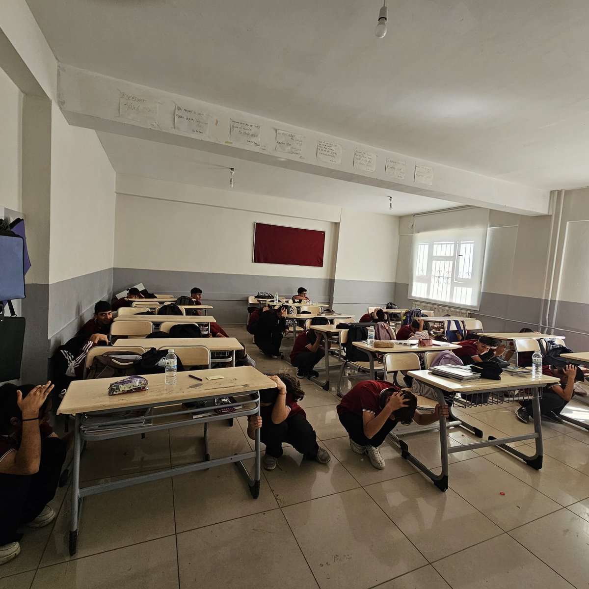 Tematik eğitim takvimimizde Afetler ve Dayanıklılık Ayı'ndayız. Bu kapsamda öğretmenlerimiz okullarımızda öğrencilerimizle birlikte afetlere karşı farkındalık çalışmaları gerçekleştirdi. Bu etkinlikler çocuklarımızın yaşayarak ve deneyimleyerek öğrenmelerini güçlendirecek.