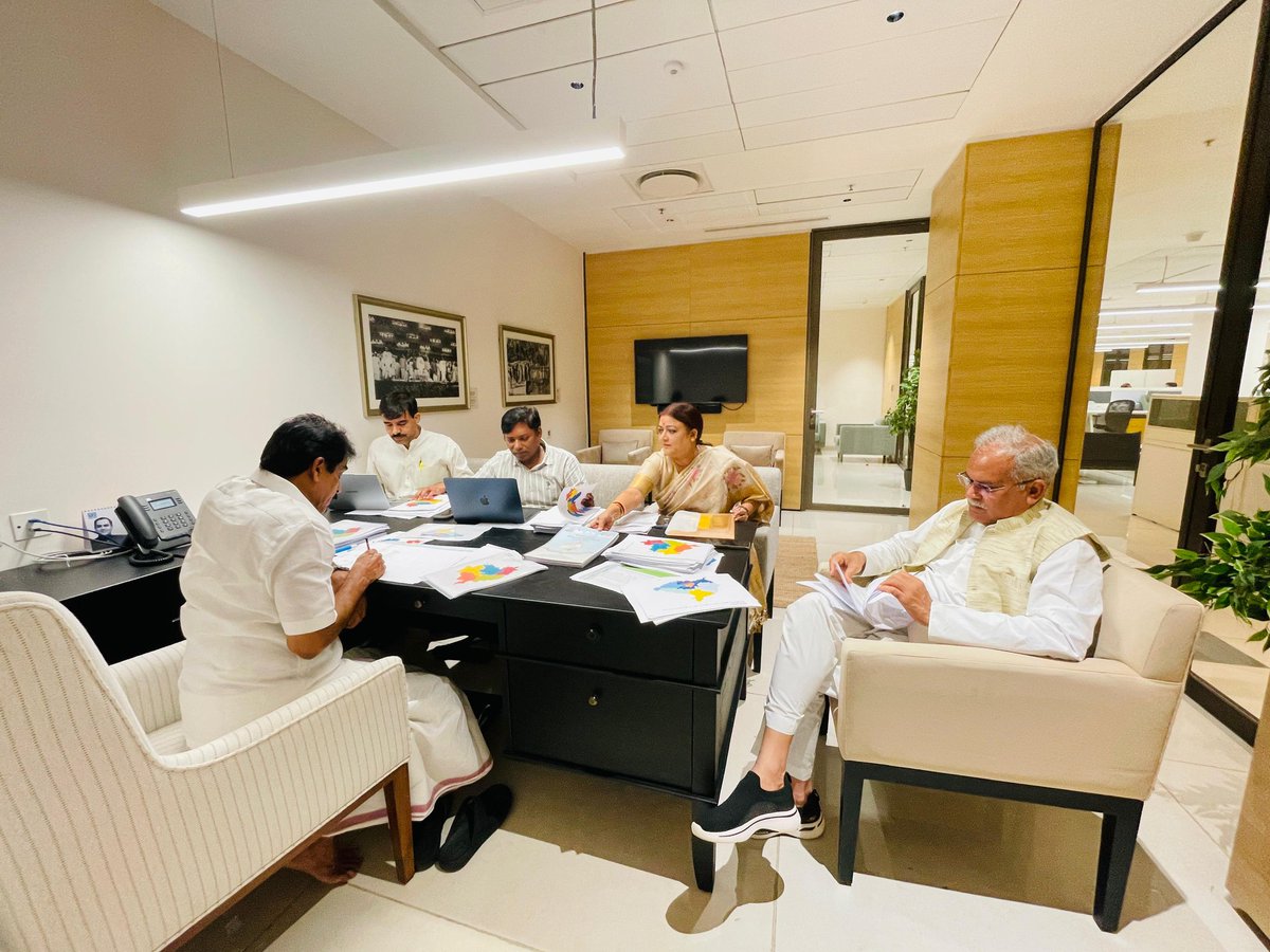आज इंदिरा भवन नई दिल्ली में संगठन महासचिव आदरणीय श्री के.सी. वेणुगोपाल जी को संगठन सृजन अभियान दायित्व जिला बठिंडा, (पंजाब) की रिपोर्ट प्रस्तुत की। इस दौरान प्रदेश प्रभारी माननीय श्री भूपेश बघेल जी की भी उपस्थिति रही। <a href="/INCIndia/">Congress</a> <a href="/kcvenugopalmp/">K C Venugopal</a> <a href="/bhupeshbaghel/">Bhupesh Baghel</a>