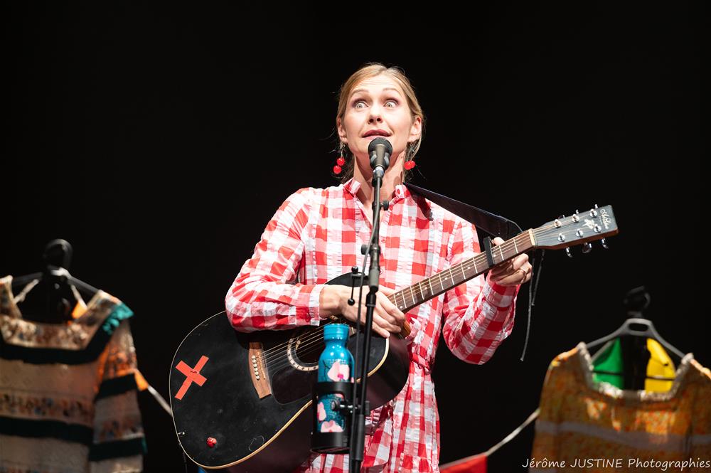 Un premier concert décoiffant pour cette nouvelle saison culturelle au Théâtre !

A travers ses chansons pleines de fausse candeur, GiedRé a délivré une bonne dose de provocation et d'humour ! 🤪
Merci aux près de 350 spectateurs présents 🙏✨🙌
📸 Jerome Justine
