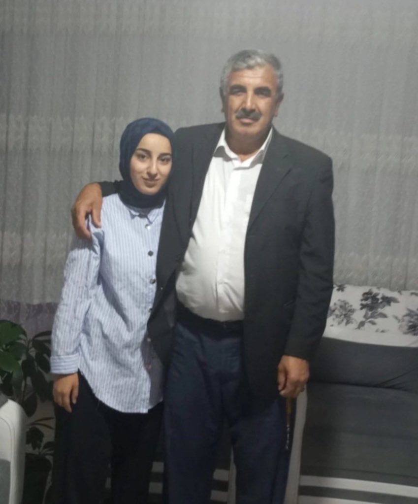 Mezardan çıkıp kendini savunamayacağını bildikleri bir kadına iftira attılar…

Rojin Kabaiş’e “intihar etti” diyerek gerçeği gömdüler.

Oysa o öldürüldü.
Bir baba, kızının adaleti için tek başına dimdik duruyor.

Biz onun yanındayız.
Kadınların susturulmadı

 #RojineSesOluyorum