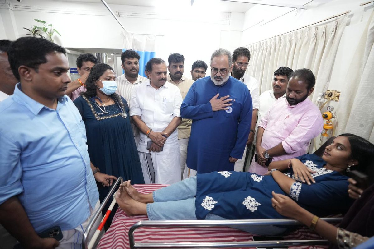 BJP4Keralam's tweet photo. ശബരിമലയിലെ സ്വർണ്ണക്കൊള്ളയിൽ പ്രതിഷേധിച്ച് യുവമോർച്ച നടത്തിയ മാർച്ചിൽ പരിക്കേറ്റ് ചികിത്സയിലുള്ള പ്രവർത്തകരെ ബിജെപി സംസ്ഥാന അധ്യക്ഷൻ ശ്രീ രാജിവ് ചന്ദ്രശേഖർ ആശുപത്രിയിലെത്തി സന്ദർശിച്ചു. 

ബിജെപി ദേശീയ നിർവാഹക സമിതി അം​ഗം ശ്രീ പി കെ കൃഷ്ണദാസ്, ജനറൽ സെക്രട്ടറിമാരായ അഡ്വ എസ് സുരേഷ്, ശ്രീ അനൂപ് ആന്റണി, ബിജെപി തിരുവനന്തപുരം സിറ്റി ജില്ലാ അധ്യക്ഷൻ ശ്രീ കരമന ജയൻ, യുവമോർച്ച സംസ്ഥാന അധ്യക്ഷൻ ശ്രീ വി മനുപ്രസാദ് തുടങ്ങിയ നേതാക്കൾ അദ്ദേഹത്തിനൊപ്പമുണ്ടായിരുന്നു.

#APAKADAMPolitics #Sabarimala #YuvaMorchaSecretariatMarch