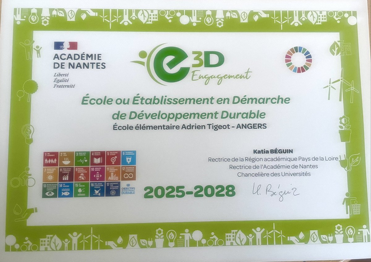 CarolineFel's tweet image. Très heureuse d’être aux côtés de la direction de l’école Adrien Tigeot à @Angers pour la remise des labels #E3D : un engagement du quotidien auprès des élèves autour des éco gestes et de l’engagement citoyen ! #GrandiràAngers #éducation