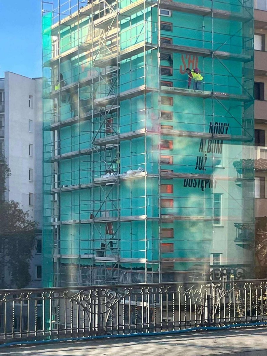 theTSupdates's tweet image. 📸| “The Life of a Showgirl” mural spotted in construction in Warsaw, Poland.
