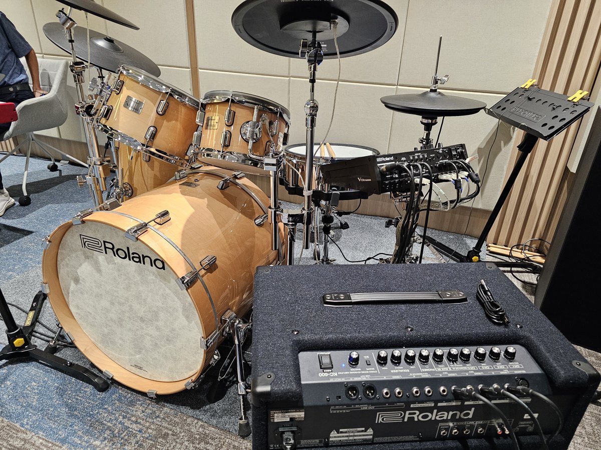 実際にアーティストやミュージシャンに演奏下の状況でのテストをしてもらう部屋。ステージがゴルフのシミュレーターなのは趣味が光る。qdc