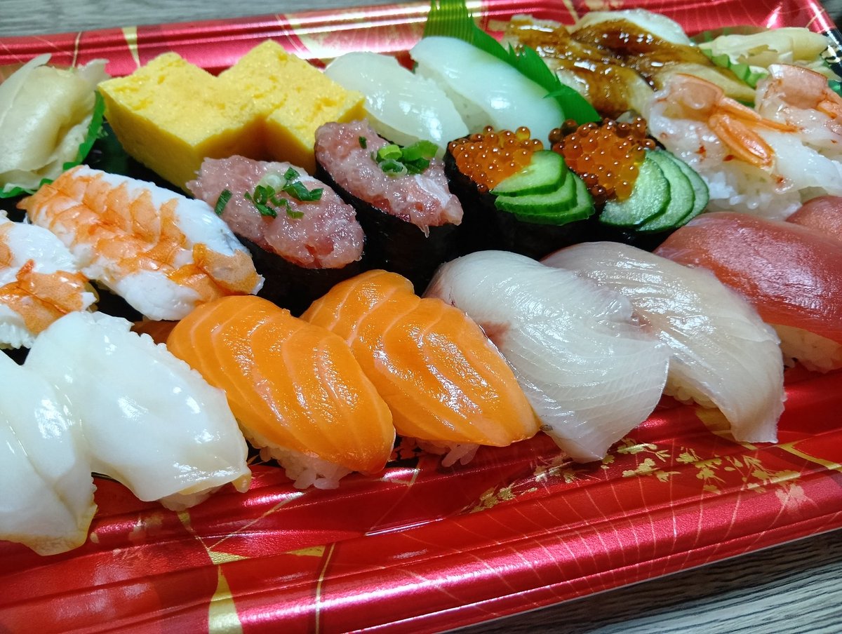 nipanipa128's tweet image. 本日はやさおのお誕生日🥳🎉👏🎂
外食よりおうちごはんがいいと言うのでリクエスト通りに魚屋のお寿司🍣
プレゼントは奮発した脱毛器🦵
アウストラロピテクスから現代人へ!?🤭
ケーキはお誕生日の主役本人による手作り🎂笑
#おうちごはん
#お誕生日
#夫婦の日常
#日常垢と繋がりたい