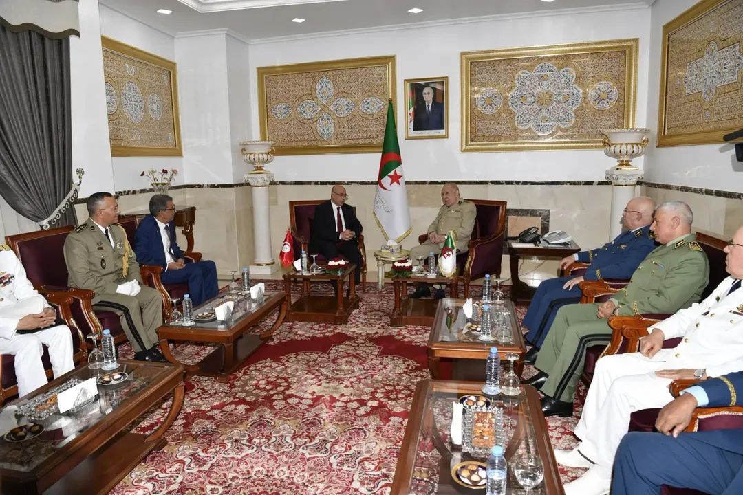 #Algerie ,un État ou les prisonniers fuient des casernes militaires ne peut pas protéger la  #Tunisie. 🇹🇳
Et pour information si vous continuez sur cette voie, avec le nouveau monde qui se dessine, la Tunisie restera sur la carte… mais il n’y aura plus #Algérie.
#زريبة