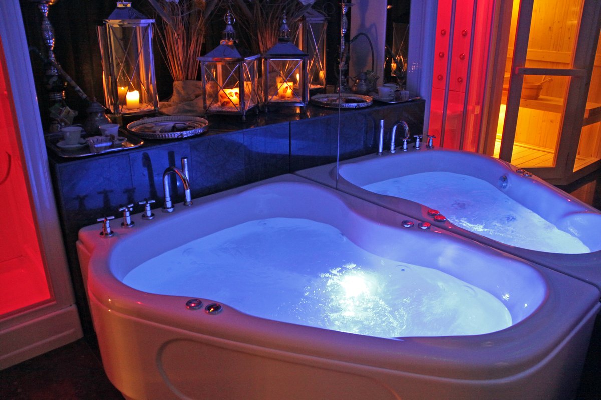 hotelmemory's tweet photo. Camera Romantica😍Vasca idromassaggio cromoterapia Allestimento Romantico😍Prosecco candele e rose https://t.co/6OFZAhlhR2
#vascaidromassaggio #cameraconvasca #jacuzzi #relax #pontedihalloween #halloween #31ottobre #1novembre #romanticcouples #ottobre #novembre #pontedeisanti https://t.co/Jiqi2yrmNg