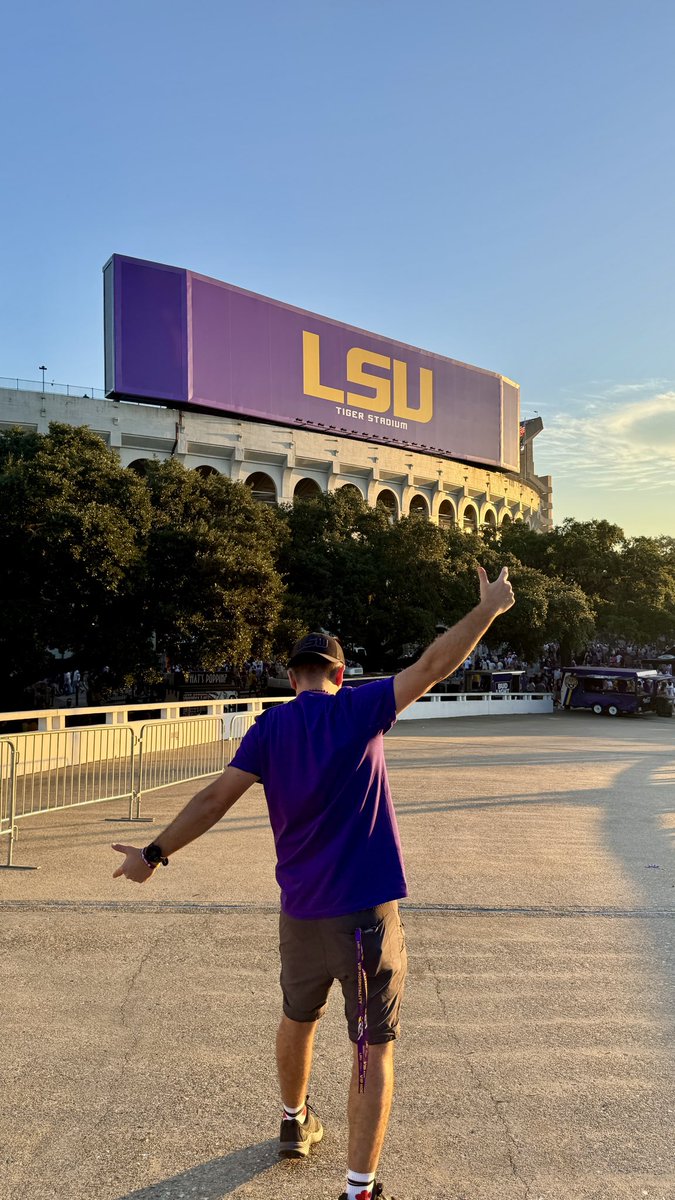 IntrepidEscape's tweet image. My first college football match at Tiger Stadium!! How do you think it went? 🤩🏈

#LSU #GeauxTigers #BatonRouge