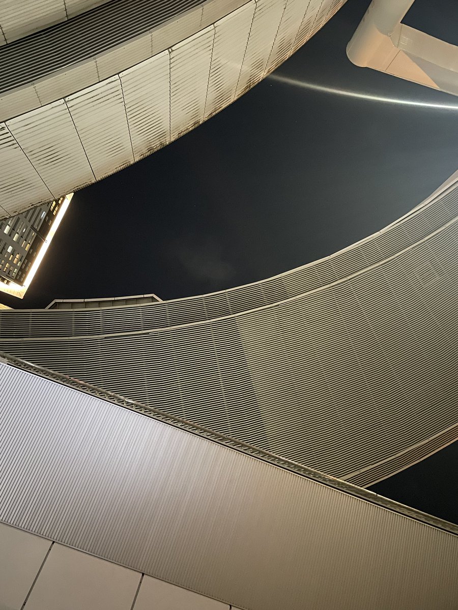 これは池尻大橋の高速バス乗り場で目の前でバスが行った時にその場で一旦横になったやつだけがみる空