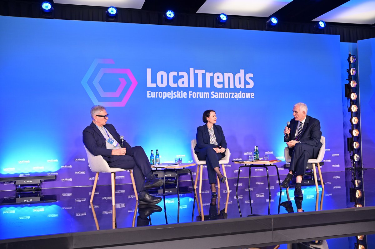 NFOSiGW's tweet photo. 📢 NFOŚiGW na Local Trends 2025 w Poznaniu 🌿🏙️
Transformacja energetyczna i adaptacja do zmian klimatu to wyzwania, które wymagają ścisłej współpracy sektora publicznego i prywatnego. Podczas tegorocznej edycji #LocalTrends w Poznaniu przedstawiciele samorządów, biznesu i administracji publicznej rozmawiali https://t.co/YMg5dqjk9b. o tym, jak skutecznie finansować inwestycje w ciepłownictwie oraz jak wspierać lokalne działania przeciwdziałające skutkom suszy, deficytowi wody i ekstremalnym zjawiskom pogodowym.
W panelu pt. 👉 „Jak łączyć fundusze prywatne i wsparcie publiczne dla finansowania transformacji w ciepłownictwie?” wzięła udział Dorota Zawadzka-Stępniak, prezes zarządu #NFOŚiGW, która poruszyła https://t.co/YMg5dqjk9b. kwestie szans dla ciepłownictwa oraz znaczenie nowoczesnych technologii, w tym magazynów energii, jako kluczowego elementu stabilności systemu i bezpieczeństwa energetycznego.
💬 - Transformacja energetyczna w ciepłownictwie i całym sektorze energetycznym to proces, który wymaga współpracy i odpowiedzialności wszystkich stron. Musimy myśleć nie tylko o źródłach czystej energii, ale też o jej magazynowaniu. Wraz z rozwojem OZE potrzebujemy coraz więcej magazynów energii – to one zapewnią stabilność systemu i bezpieczeństwo dostaw. Rolą Narodowego Funduszu jest tworzenie warunków finansowych, które pozwalają łączyć środki publiczne i prywatne, by takie inwestycje mogły się rozwijać w całym kraju - podkreśliła Dorota Zawadzka-Stępniak.
Więcej o wydarzeniu: https://t.co/KQk3EXmwyO
@LocalTrendsKon #Poznań2025 #NFOŚiGW #ciepłownictwo #transformacjaenergetyczna