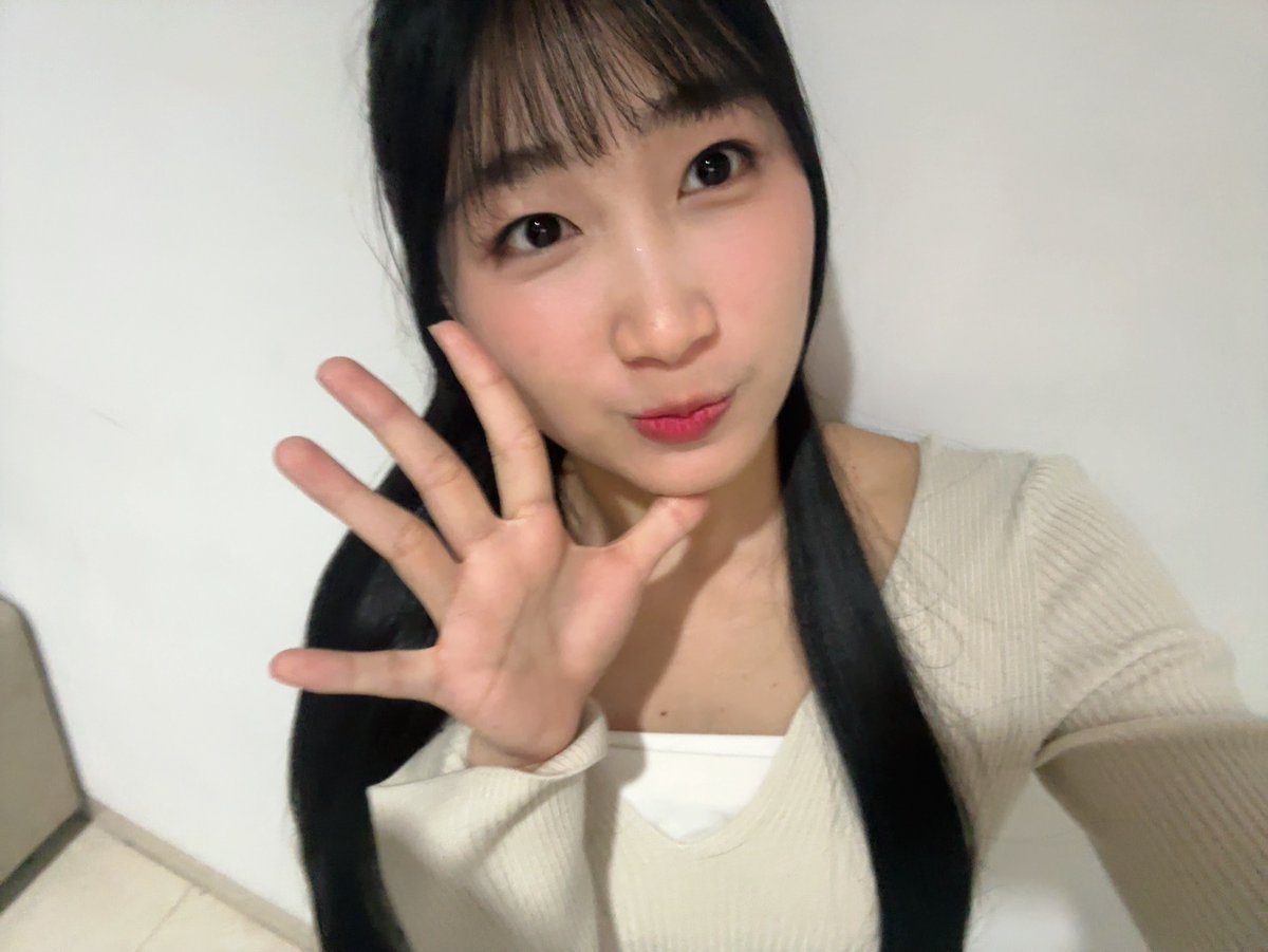 Levi_JKT48's tweet photo. Terima kasih untuk VC hari ini!! Kutunggu #LevReport nya yaaa. Liat senyum kalian satu per satu rasanya bikin aku semangat lagi! 💗
Kalian ga cuma fans, tapi juga orang-orang yang bikin aku terus mau berjuang dan berkembang 🫂
Mohon dukungannya selalu, see you VC tgl 16 yaa 😙 https://t.co/NqmxMsu7Aw