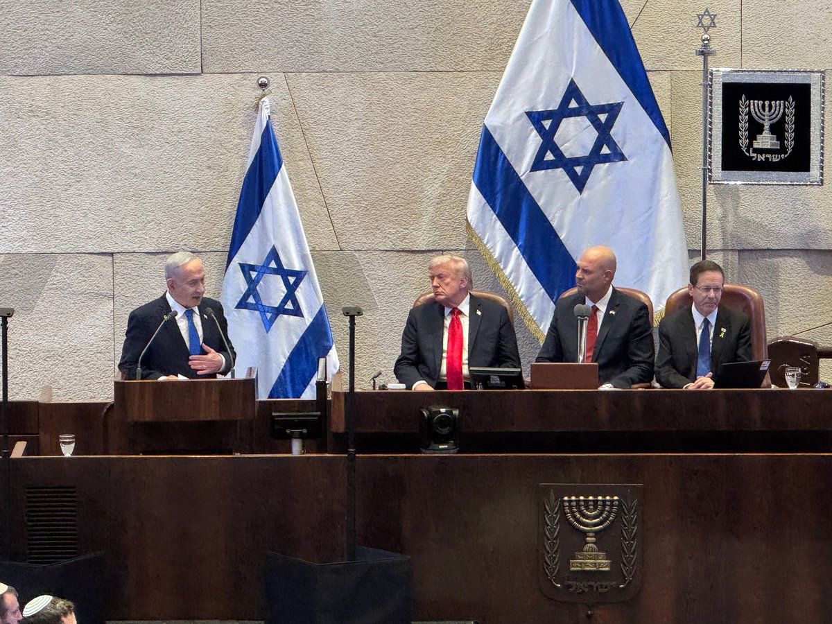 JMilei's tweet image. Mi más profunda admiración y gratitud al Presidente @realDonaldTrump por su extraordinario liderazgo y su coraje para poner fin a la guerra, logrando además la liberación de todos los rehenes, entre ellos tres argentinos —Eitan Horn, Ariel y David Cunio—.

También aguardamos con…