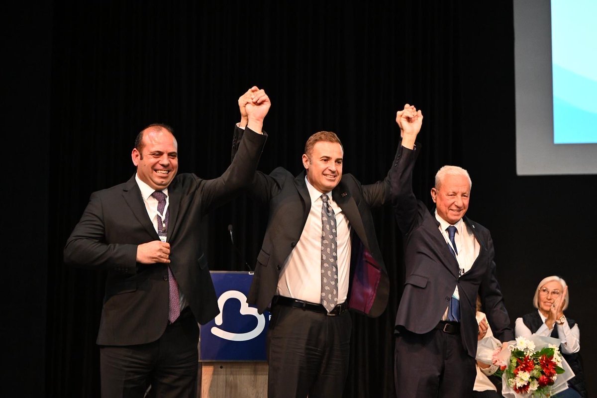 Balıkesir Kent Konseyi Başkanı Sevinç Baykan Özden, Balıkesir Büyükşehir Belediye Başkanı Ahmet Akın ile birlikte Balıkesirliler Dernekleri Federasyonu Genel Kurul Toplantısına katıldı.