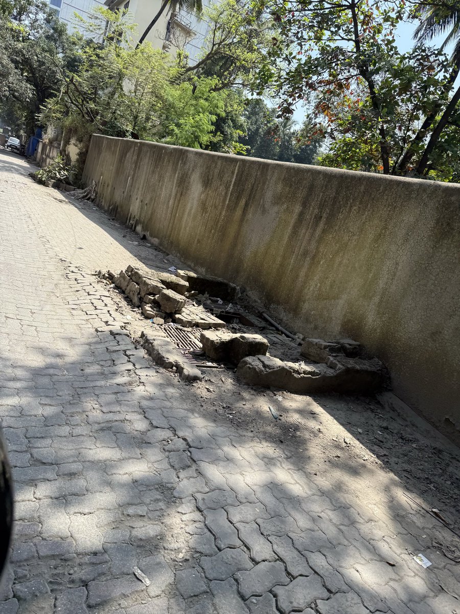 KharatSume45729's tweet photo. @mybmcWardN 

This is to bring to your attention the deteriorated state of Ashok Silk Mills Lane in Ghatkopar West.The road has several open manholes and the surface is significantly damaged, creating hazardous conditions for pedestrians and motorists. Prompt intervention needed https://t.co/DqNS1YerS2