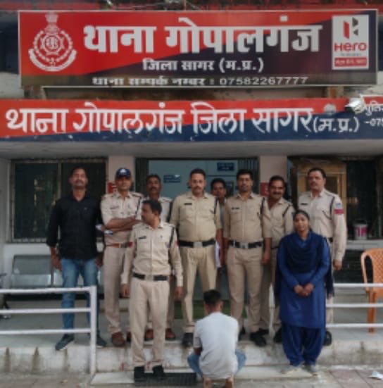 SPSagarmp's tweet image. 🚔 थाना गोपालगंज पुलिस की बड़ी सफलता
मंदिरों में चोरी की वारदातों का खुलासा —
चोरी करने वाला आदतन अपराधी राम ठाकुर गिरफ्तार ⛓️

📍चोरी गया माल बरामद
📸 CCTV व तकनीकी विश्लेषण से मिली सफलता

#SagarPolice #GopalganjPolice #MPPolice #CrimeControl #mppolice